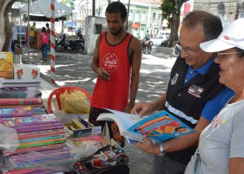 PROCON realiza ação educativa na Feira do Livro Usado