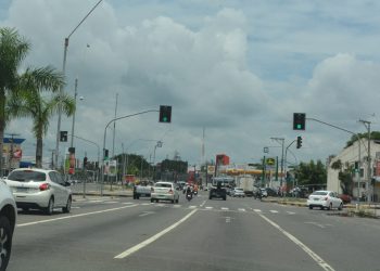 Roubo de fiação danifica semáforo no cruzamento das avenidas Presidente Dutra e João Durval