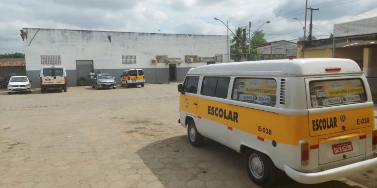 Começou a inspeção obrigatória do transporte escolar privado em Feira