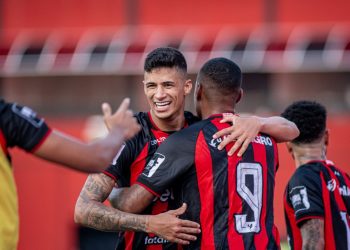 Vitória vence Juazeirense e retoma liderança do Baianão