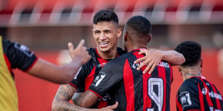 Vitória vence Juazeirense e retoma liderança do Baianão