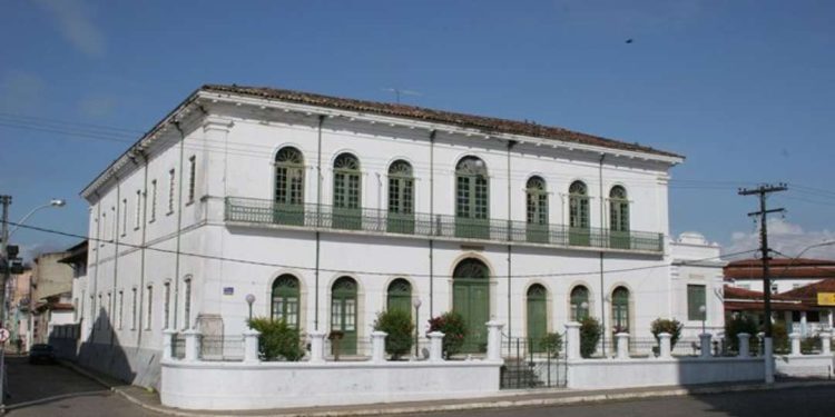 Bebê é jogado no lixo horas após parto em maternidade na Bahia