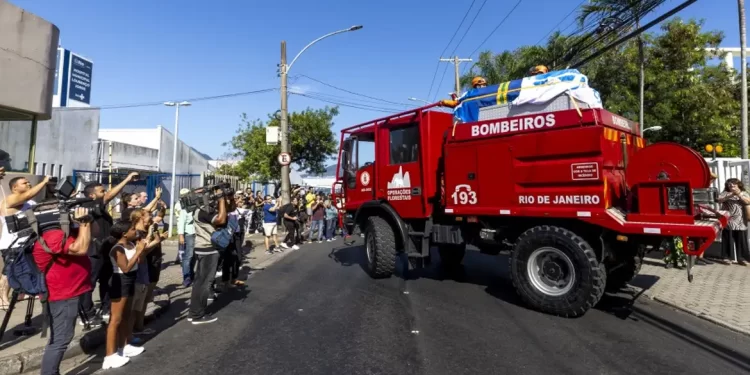 Corpo de Zagallo é sepultado no Rio de Janeiro sob aplausos