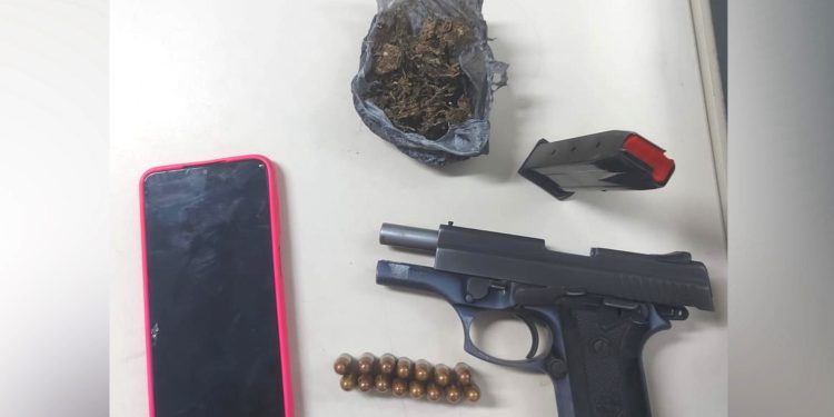 PM realiza prisão por porte ilegal de arma de fogo, receptação de veículo roubado e drogas em Feira de Santana