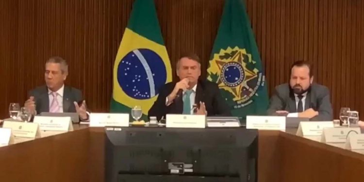 Em reunião, Bolsonaro pediu ação antes da eleição: ‘Se reagir depois, vai virar guerrilha’
