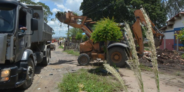 Prefeitura mobiliza secretarias para acabar com ponto de lixo e de recicláveis em frente ao CSU