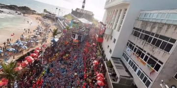 Calor intenso desafia foliões e artistas no Carnaval 2024
