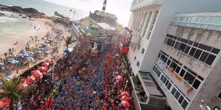 Calor intenso desafia foliões e artistas no Carnaval 2024