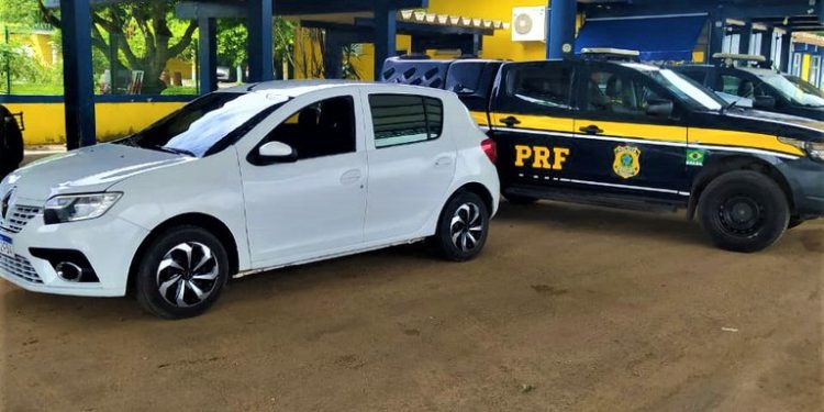 PRF recupera carro roubado na BR 116 em Feira de Santana