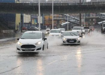 Forte chuva atinge Salvador e causa alagamentos em diversos pontos