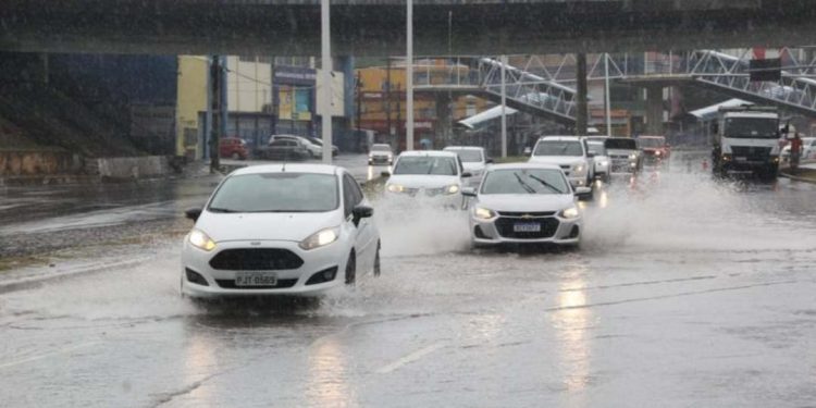 Forte chuva atinge Salvador e causa alagamentos em diversos pontos