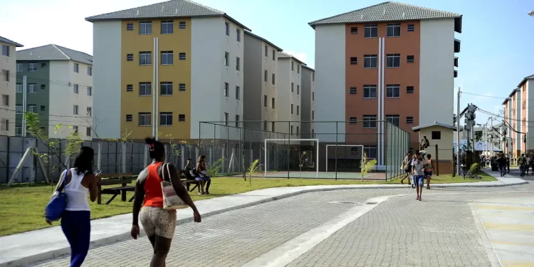 Retirada de recursos da poupança pressiona mercado imobiliário