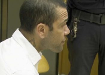 Daniel Alves é condenado a 4 anos e 6 meses de prisão por estupro