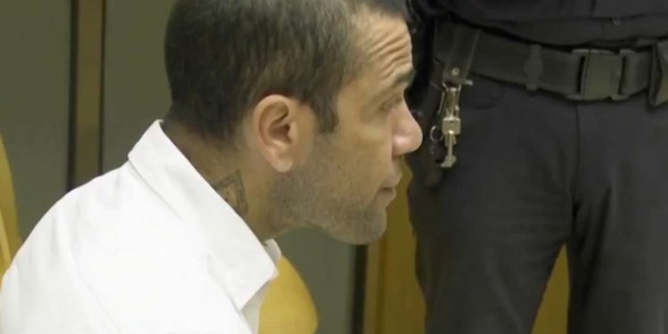 Daniel Alves é condenado a 4 anos e 6 meses de prisão por estupro