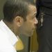 Daniel Alves é condenado a 4 anos e 6 meses de prisão por estupro