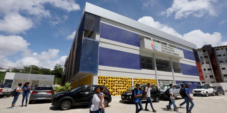 Aulas especiais simultâneas marcam início do ano letivo da rede estadual de ensino nesta segunda (19)