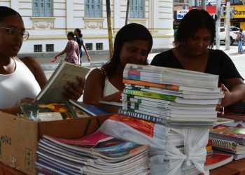 Feira do Livro Usado segue até março no estacionamento da Prefeitura