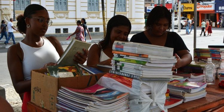 Feira do Livro Usado segue até março no estacionamento da Prefeitura