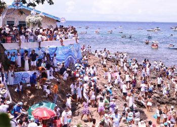 Iemanjá é reverenciada por multidão que lota as ruas do Rio Vermelho em Salvador