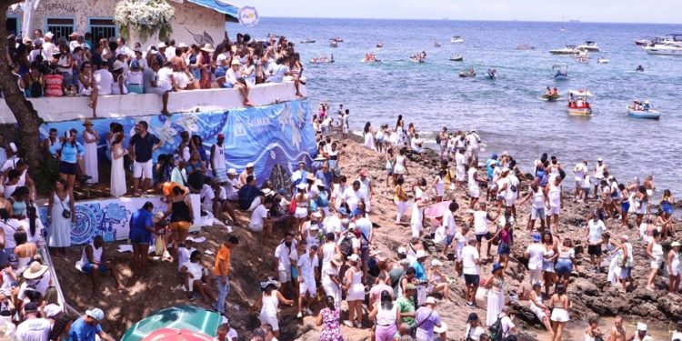 Iemanjá é reverenciada por multidão que lota as ruas do Rio Vermelho em Salvador