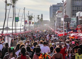Grupos culturais, charangas e fanfarras do Fuzuê fazem a festa dos foliões na abertura do pré-Carnaval em Salvador