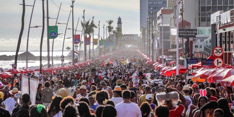 Grupos culturais, charangas e fanfarras do Fuzuê fazem a festa dos foliões na abertura do pré-Carnaval em Salvador