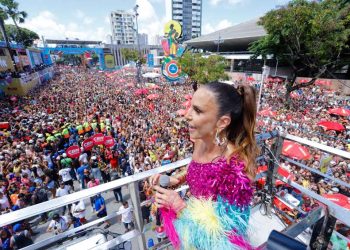 Ivete Sangalo volta ao Campo Grande, recebe prêmio e “maceta” junto com foliões