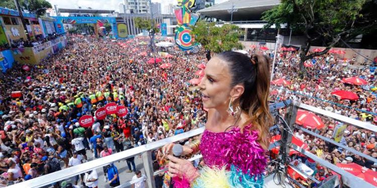 Ivete Sangalo volta ao Campo Grande, recebe prêmio e “maceta” junto com foliões