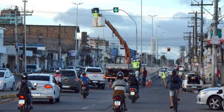 Feira registra oito furtos de fiação de semáforo em dois meses