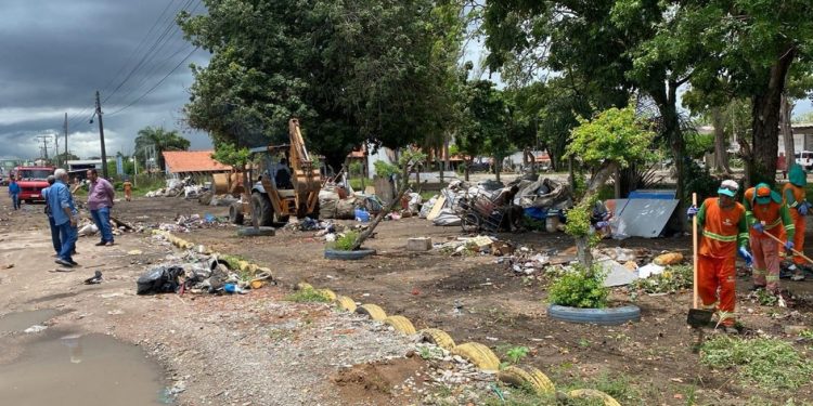 Área em frente ao CSU é limpa e moradores do local têm assistência assegurada pela Prefeitura