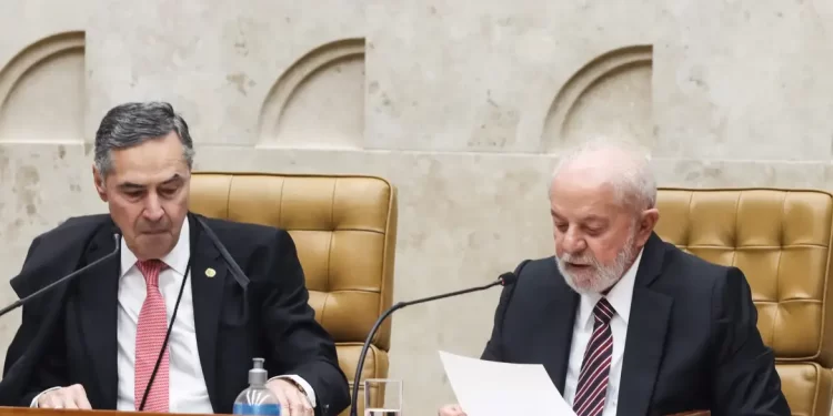 No STF, Lula defende regulação das redes sociais no país