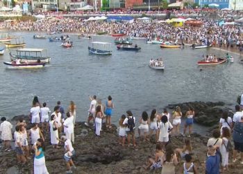 Baianas e turistas estão desde cedo na praia do Rio Vermelho em homenagem a Iemanjá