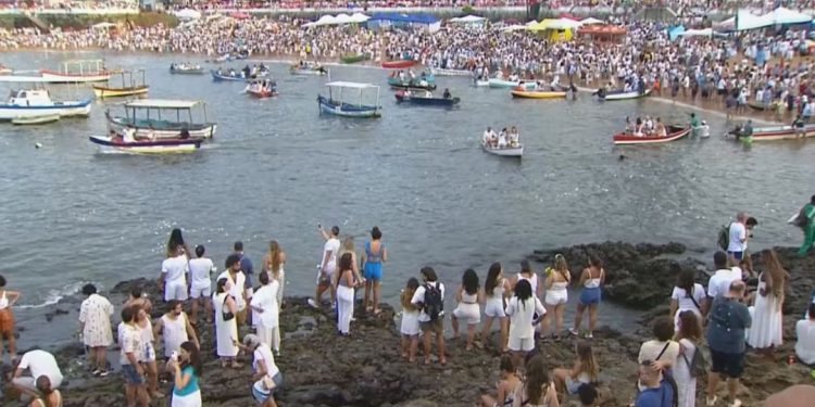 Baianas e turistas estão desde cedo na praia do Rio Vermelho em homenagem a Iemanjá