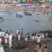 Baianas e turistas estão desde cedo na praia do Rio Vermelho em homenagem a Iemanjá