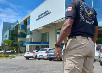Três PMs e um agente penal, suspeitos de venderem fuzis apreendidos, são alvo de operação em Salvador