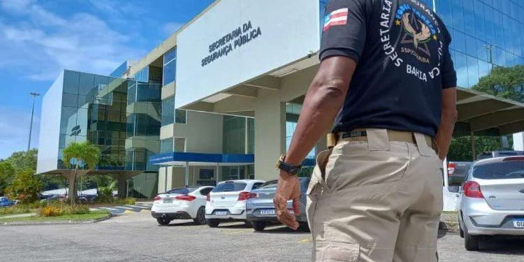 Três PMs e um agente penal, suspeitos de venderem fuzis apreendidos, são alvo de operação em Salvador