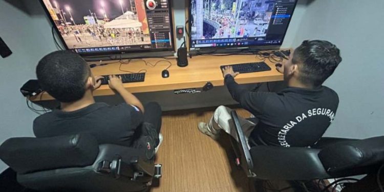 Mais de 2,5 milhões de pessoas passam pelo Carnaval de Salvador nos dois primeiros dias de folia