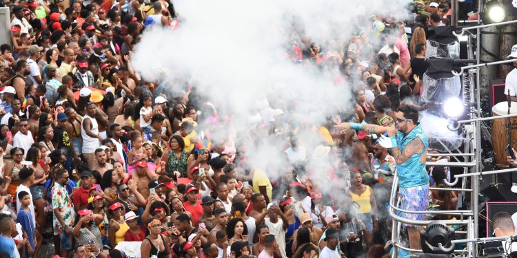 Thiago Aquino embala foliões apaixonados ao som do arrocha no Circuito Osmar