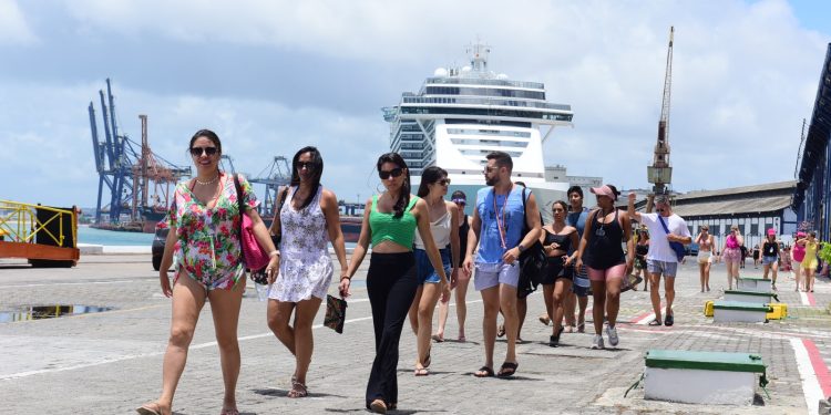 Mais de 5 mil turistas desembarcam de cruzeiro para curtir o Carnaval