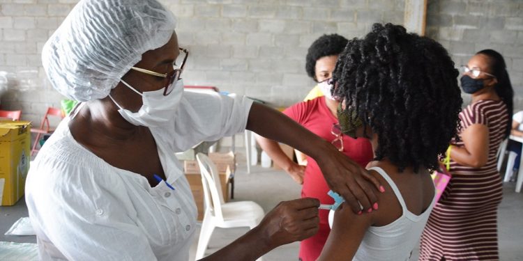 Feira recebe vacinas contra a dengue e inicia aplicação nesta quinta-feira