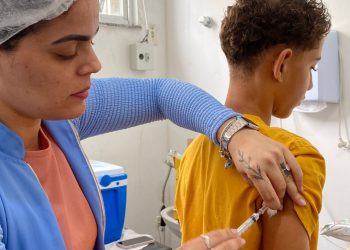 Prefeitura de Feira garante vacinação para estudantes durante inauguração de escola