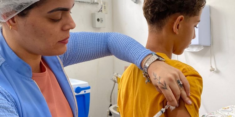 Prefeitura de Feira garante vacinação para estudantes durante inauguração de escola
