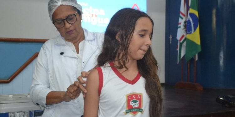 Mais de 150 crianças foram vacinadas contra a dengue no primeiro dia e imunização em Feira de Santana