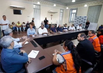 Comitiva do Estado se reúne com moradores de Feira de Santana afetados pelas chuvas