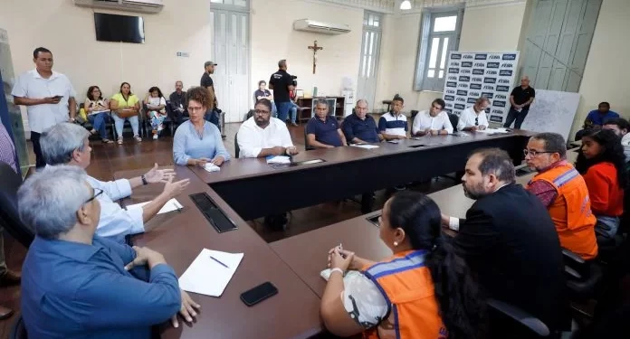 Comitiva do Estado se reúne com moradores de Feira de Santana afetados pelas chuvas