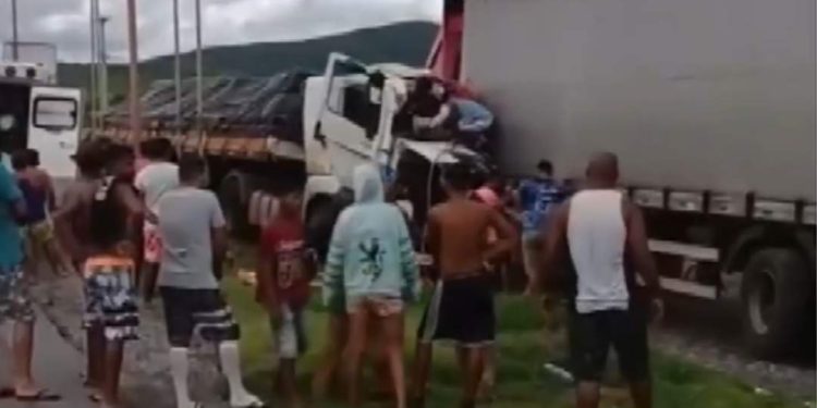 Acidentes no interior da Bahia deixam seis pessoas mortas; duas crianças ficaram carbonizadas