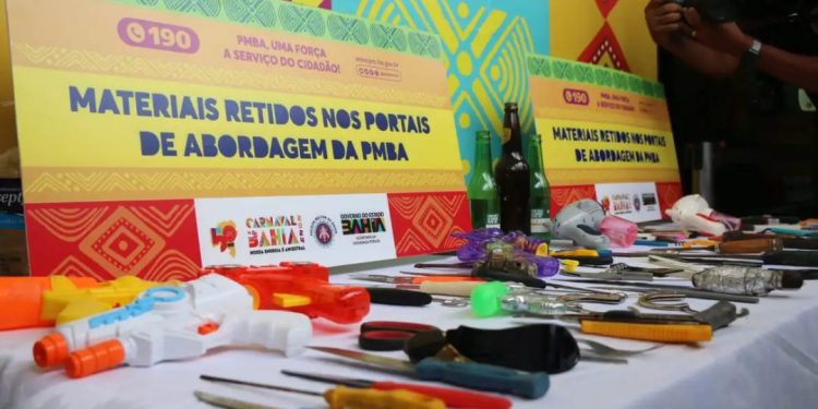 Polícia Militar recolhe pistolas de água no carnaval em Salvador