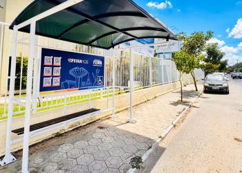 Prefeitura de Feira instala novos abrigos com QR Code na UEFS e no Museu Parque do Saber