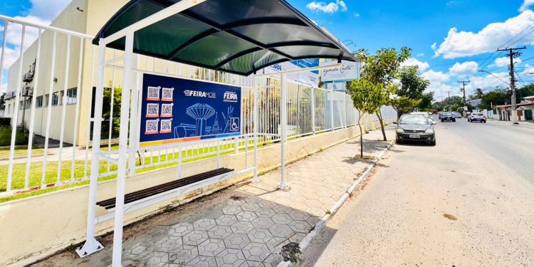 Prefeitura de Feira instala novos abrigos com QR Code na UEFS e no Museu Parque do Saber