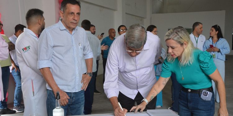 Colbert Martins assina ordem de serviço para construção do Ambulatório de Saúde da Mulher